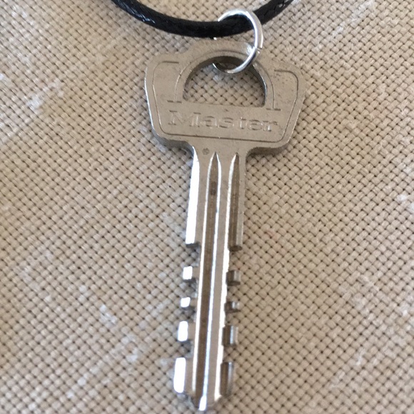 HAND CRAFTED Vintage Master Key Necklace Set Silver Toned - Picture 4 of 9